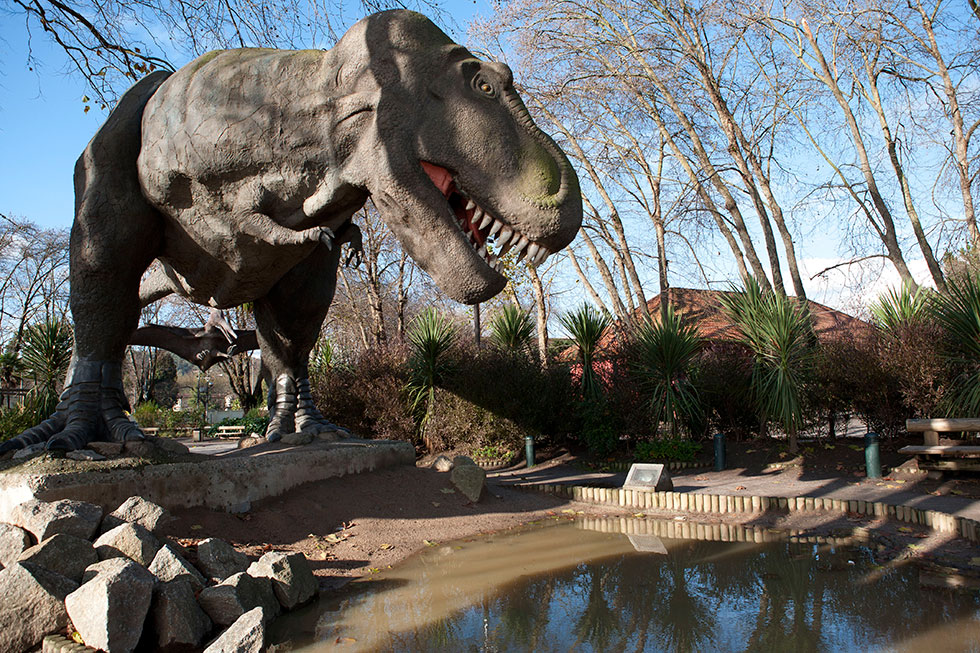 Life-size figures of dinosaurs in Plaza Acevedo.