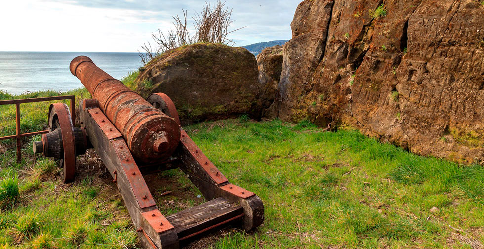 Original cannon with its battlement.