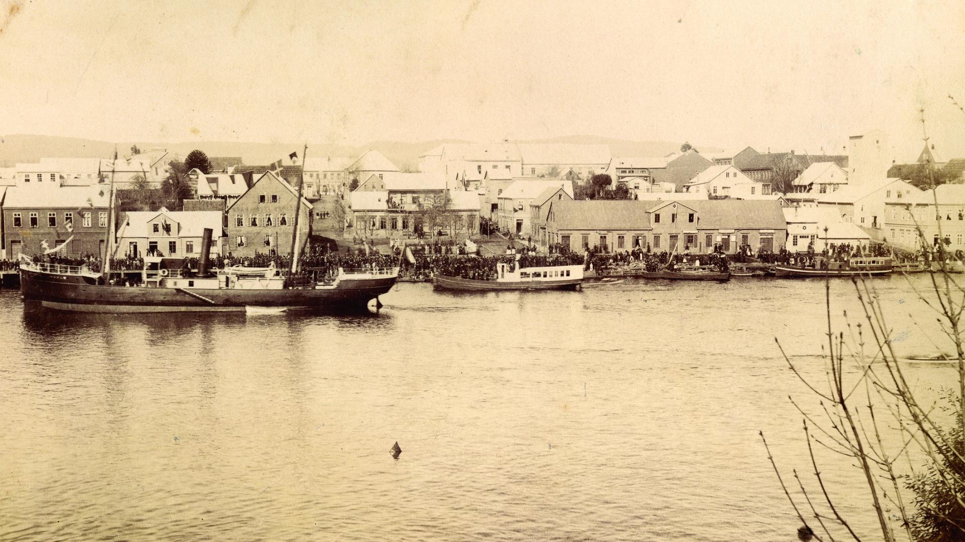 Actividad portuaria de Valdivia antes del gran incendio de 1909. Fotografía de Rodolfo Knittel.