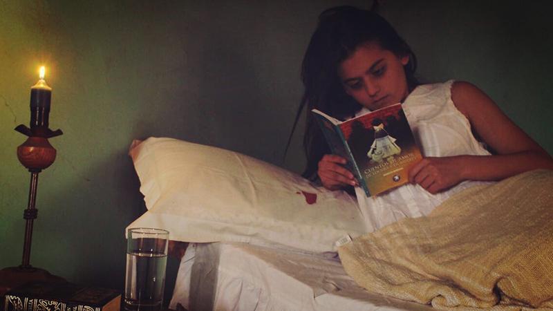 Fotografía de Francisca Miranda, ganadora del V Concurso "Mi libro favorito" Francisca Miranda obtuvo el premio a "Mejor fotografía" por su imagen junto al libro "Cuentos de amor locura y muerte" de Horacio Quiroga.