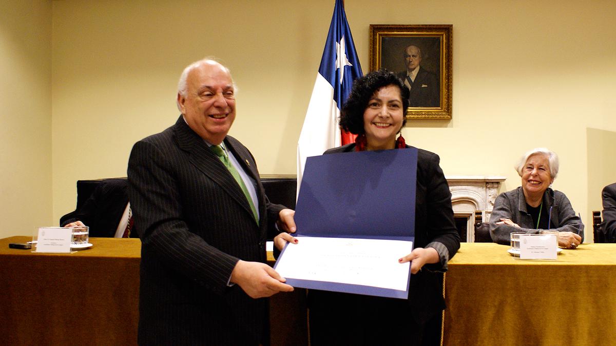 Florencia García, directora de BPDigital, recibiendo el premio Alonso de Ercilla.