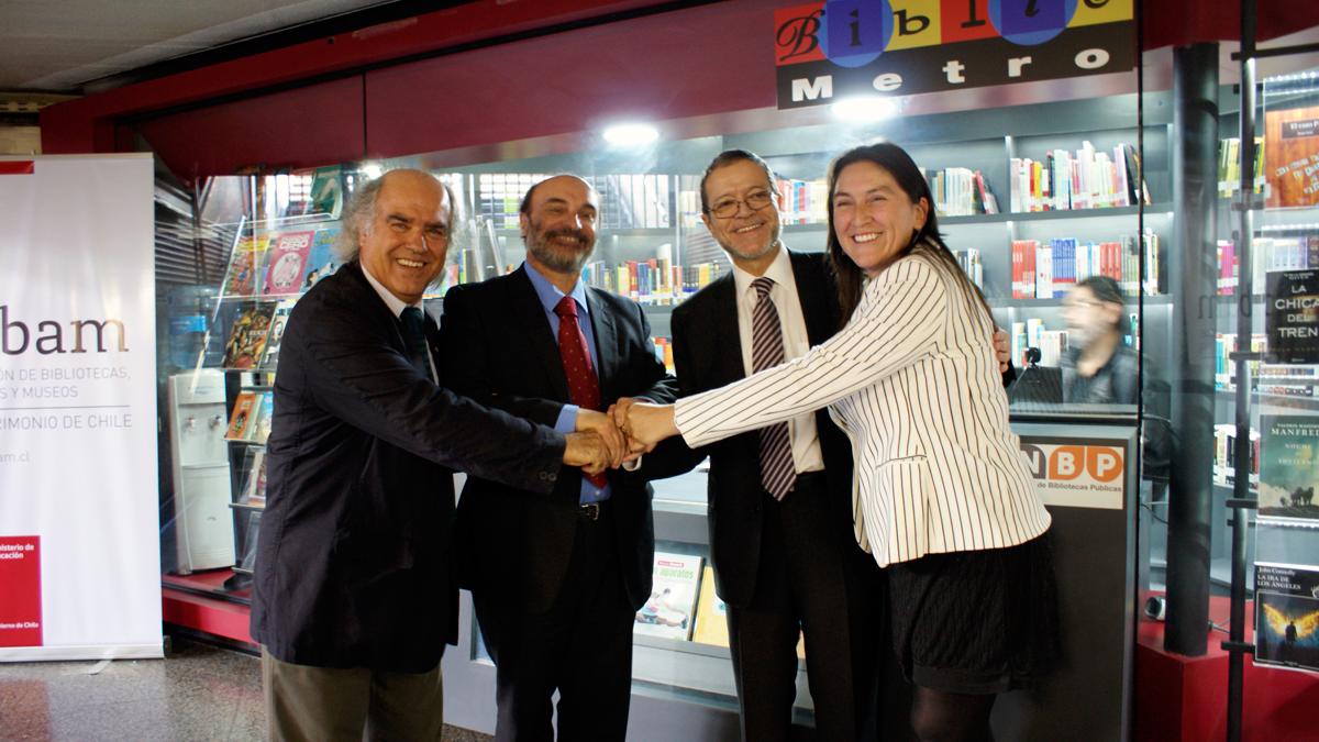 Inauguración del Bibliometro Ciudad del Niño por autoridades de Dibam y Metro de Santiago.