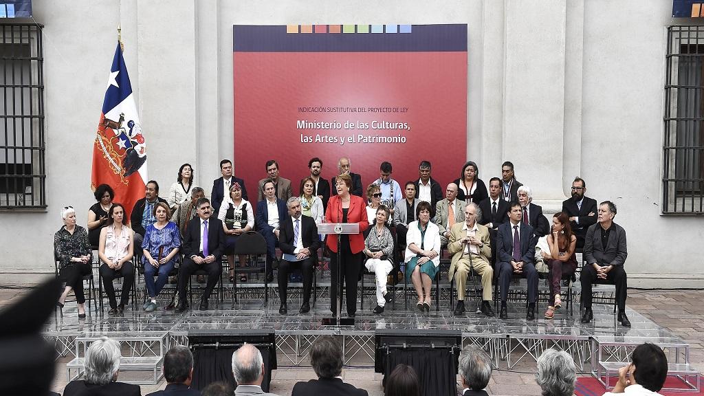 La presidenta en la firma de la indicación.