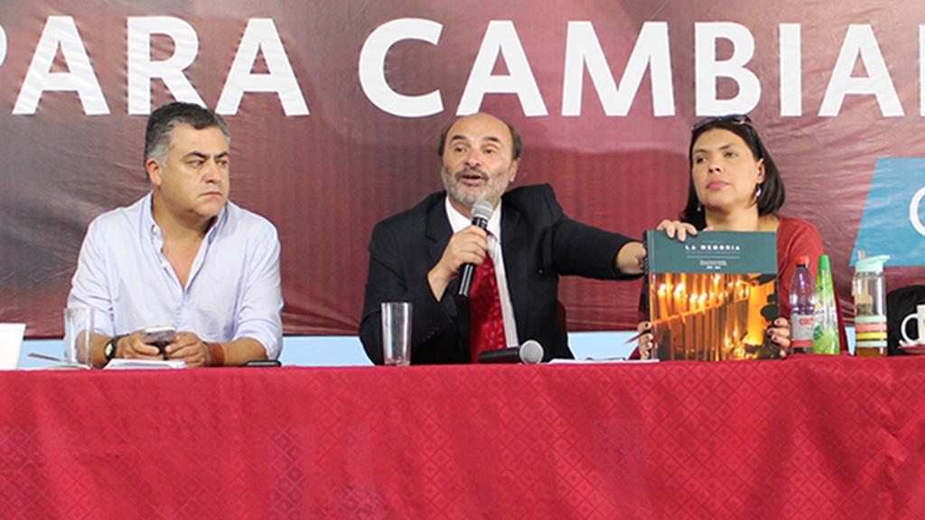 Director Dibam presentando el libro junto a autoridades de la CUT.