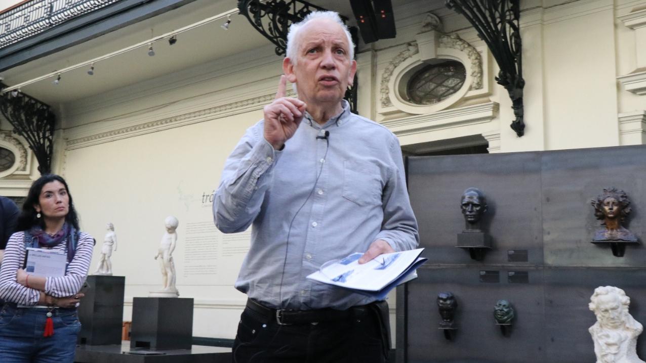 Director del Museo de Bellas Artes durante una visita guiada al edificio