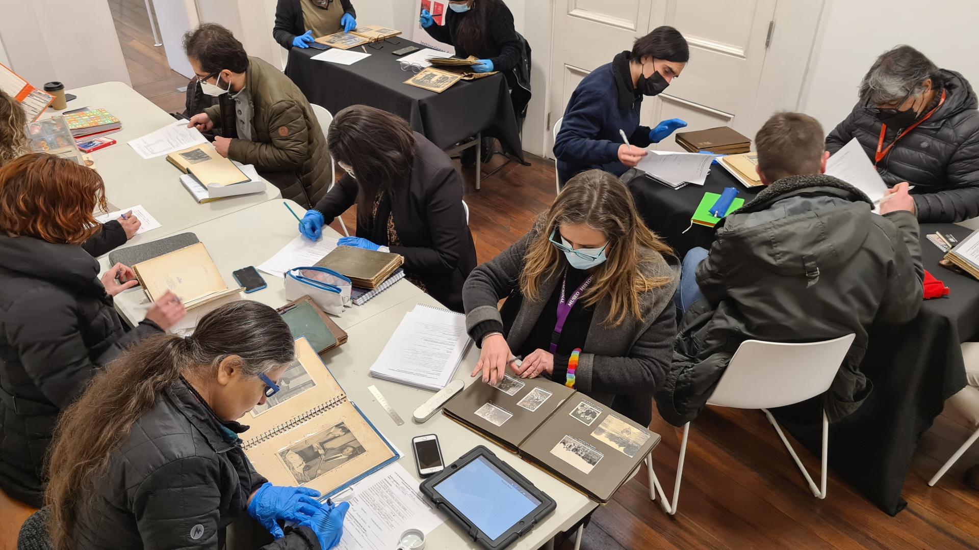 Grupo trabajando en curso "Preservación de álbumes fotográficos"