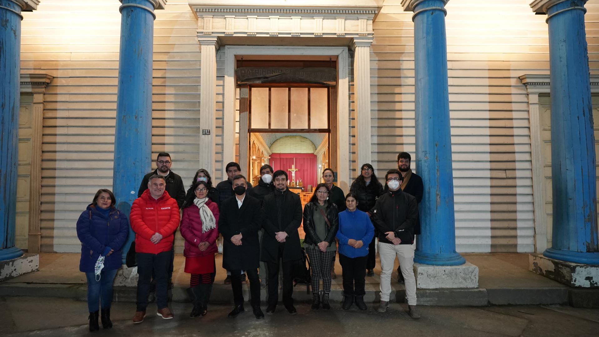 Las autoridades al término de la visita a la Iglesia Nuestra Señora del Rosario de Chonchi