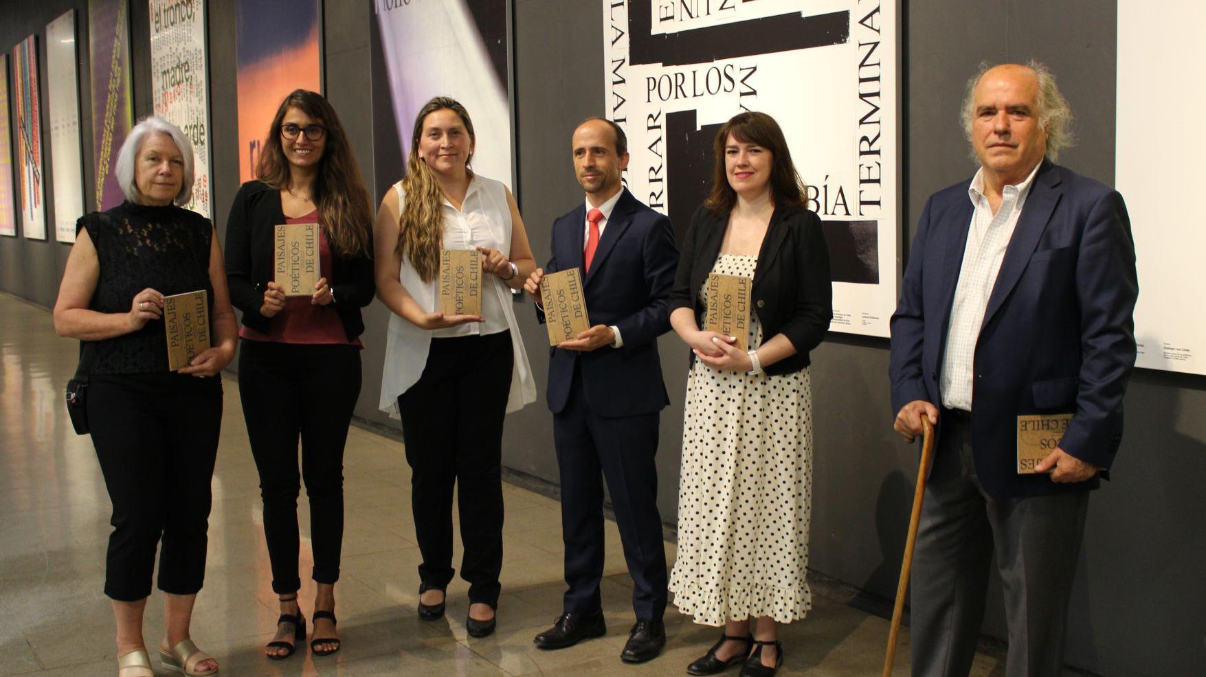 autoridades del sistema nacional de bibliotecas públicas, la embajada de suiza y metro de santiago junto al libro donado