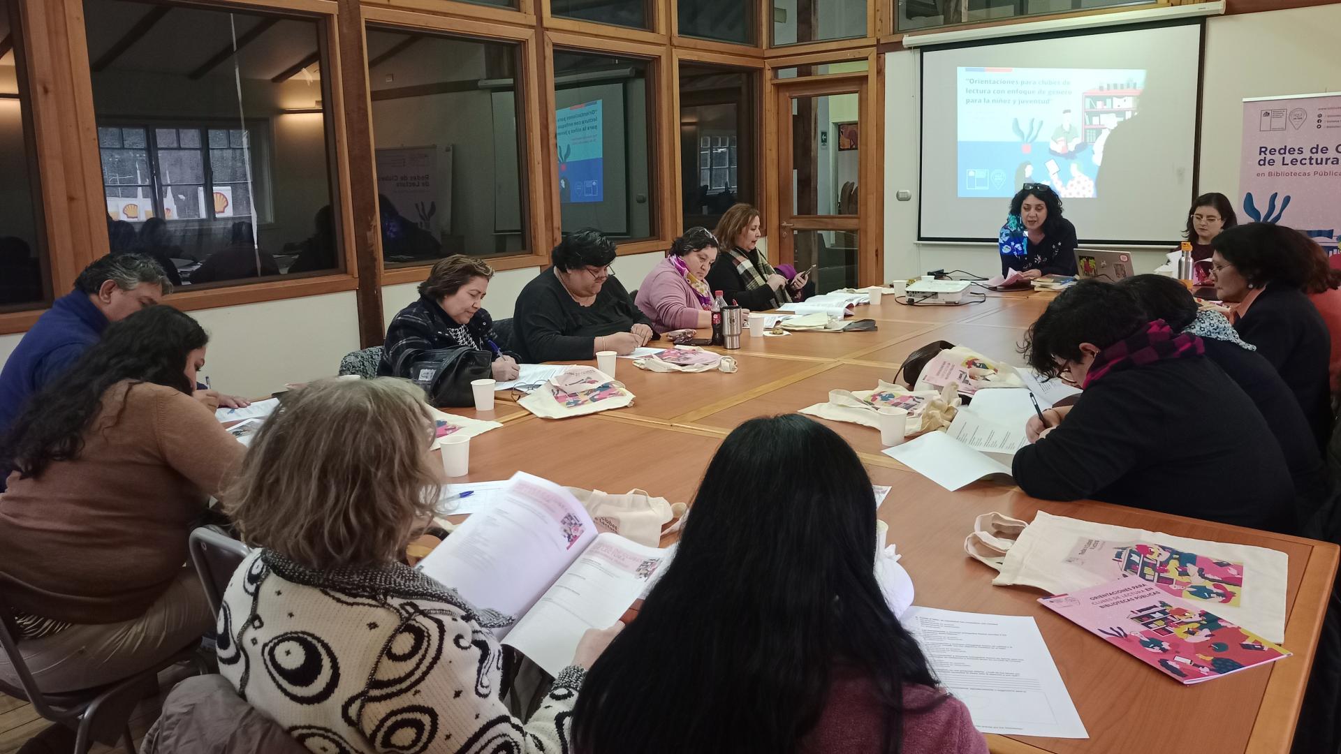 Sistema Nacional de Bibliotecas Públicas abre curso práctico para conductores de clubes de lectura