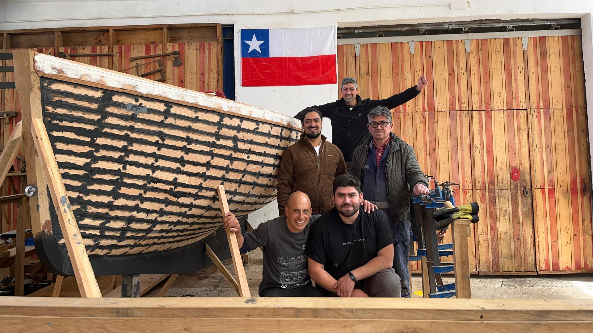 Parte de la delegación junto a La Chilota, embarcación en construcción