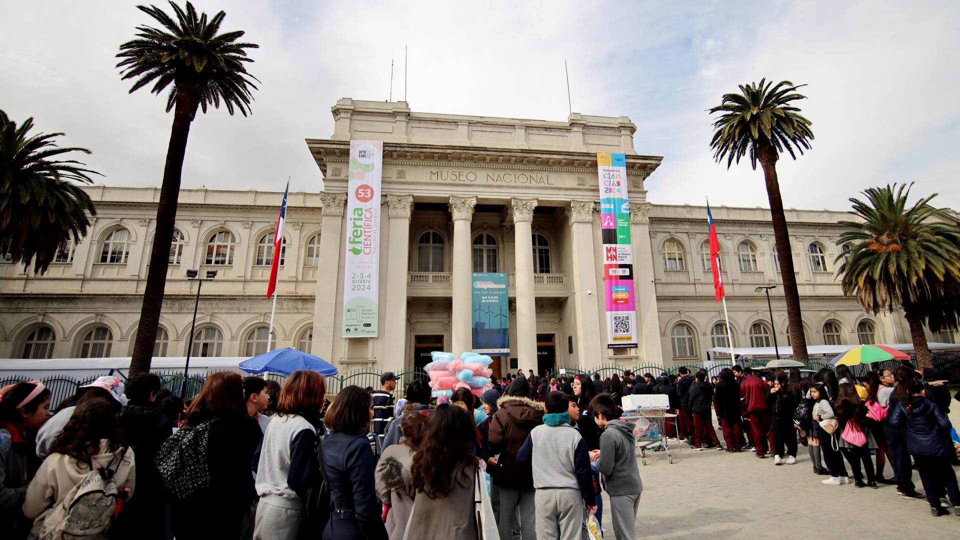 Frontis del Museo Nacional de Historia Natural y participantes de 53a. Feria Científica Nacional Juvenil