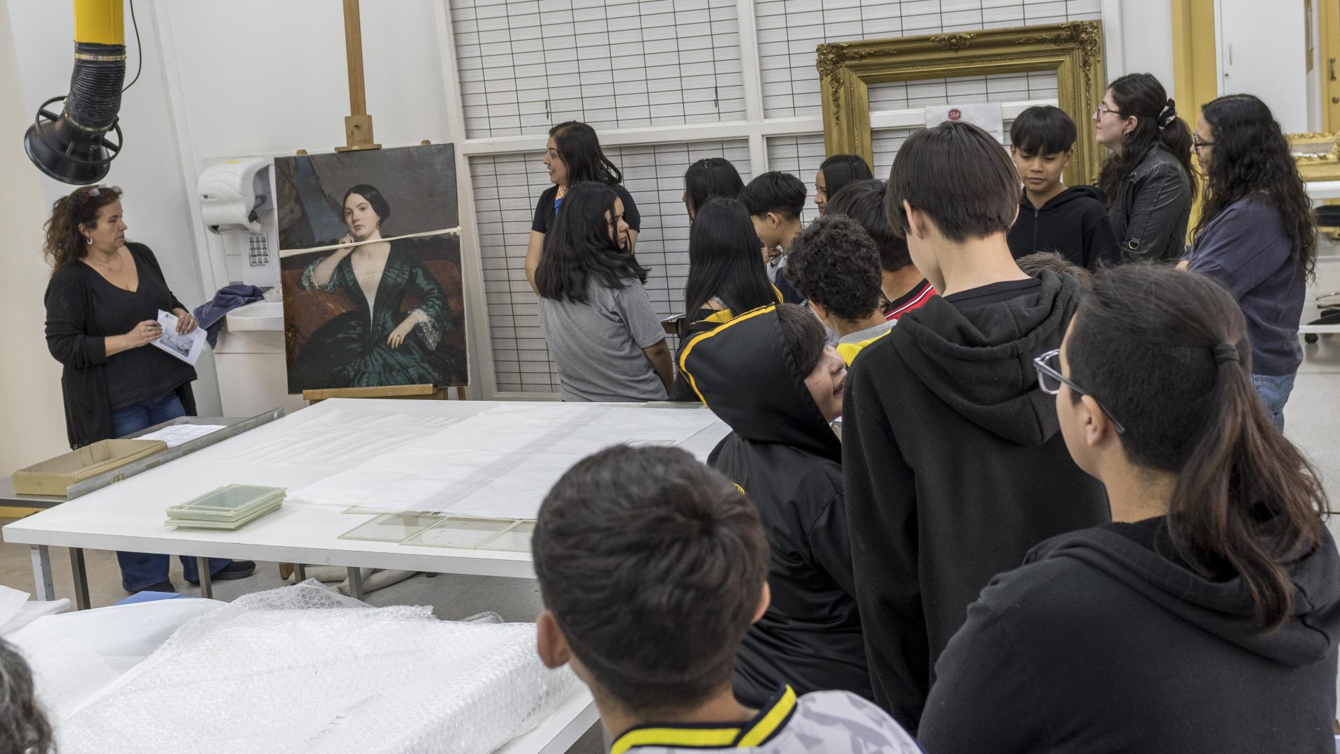 Estudiantes en su paso por la Unidad de Patrimonio de las Artes Visuales CNCR (Quiroz, M. 2024. Archivo CNCR).