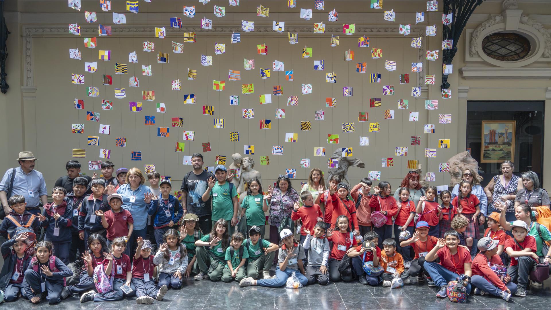 Escolares participan en la presentación de la gran obra colectiva en honor a la artista visual en el Hall del MNBA.