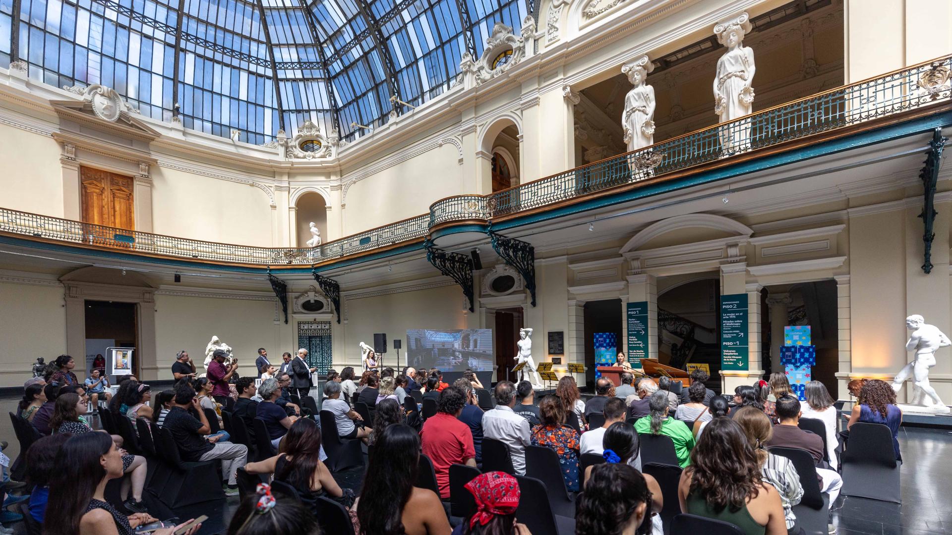 Hall central del MNBA con asistentes a la ceremonia