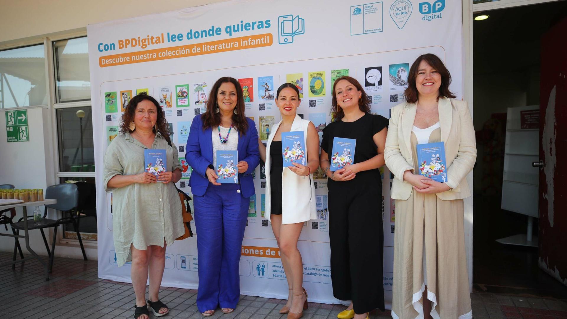 Autoridades en el lanzamiento de Biblioverano 2025