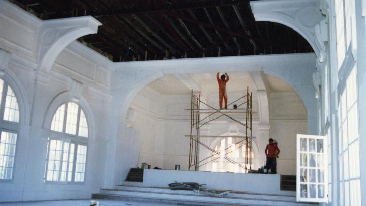 Fotografía de trabajos de reparación del edificio de la biblioteca post terremoto 2010