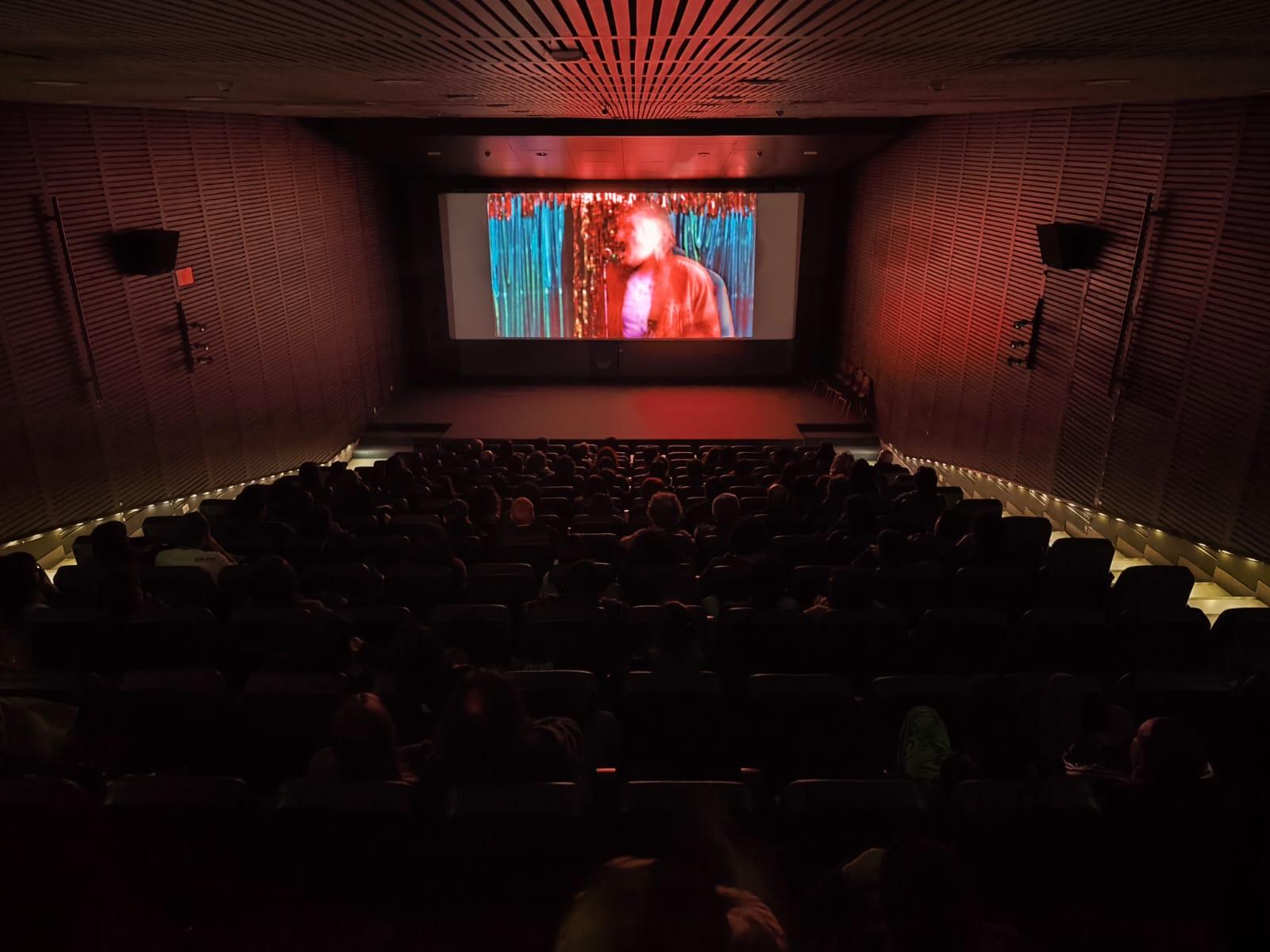 Vista desde la parte superior de la exhibición de una película en la Cineteca
