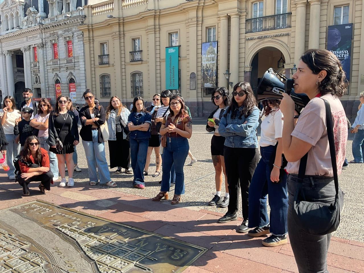 Grupo de participantes de recorrido de Mujeres coloniales en Santiago