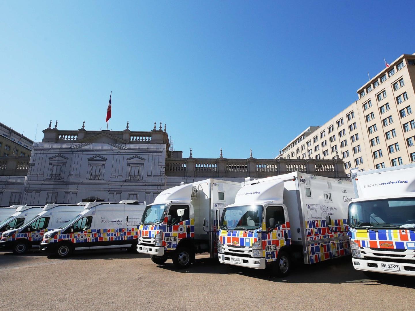 Foto de nuevos bibliomóviles en el frontis del Palacio La Moneda