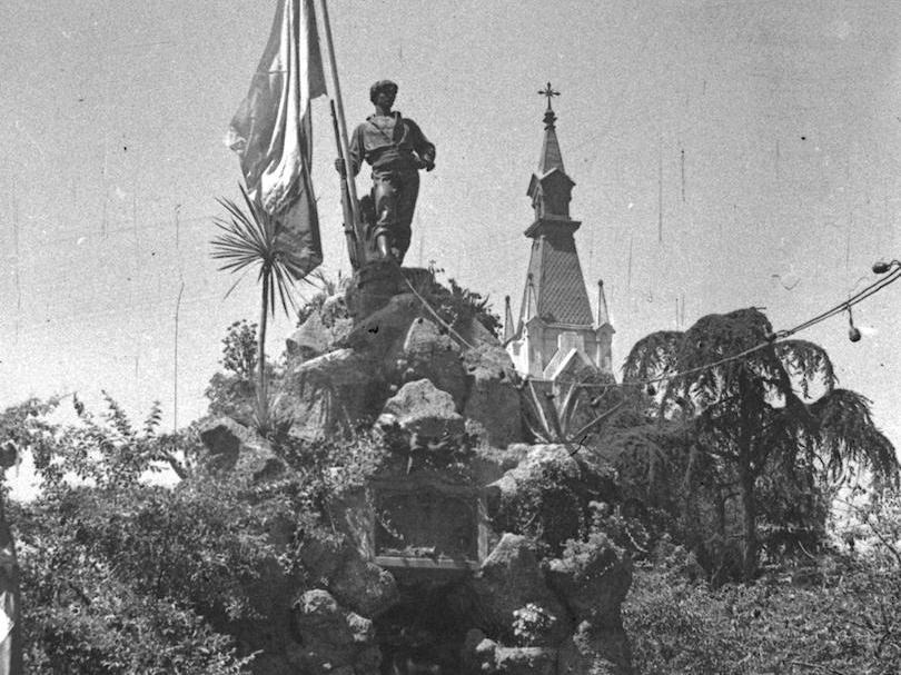 Veterans in front of the Roto Chileno monument