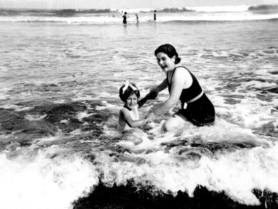 Bañistas en la playa. Circa 1925. Fotografía MInutera. Colección Biblioteca Nacional.