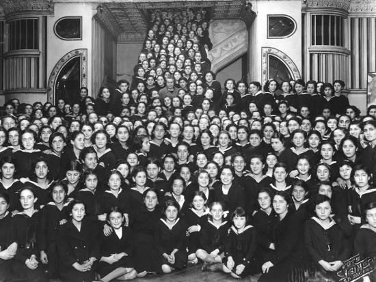Gabriela Mistral junto a alumnas del Liceo nº 6 de niñas de Santiago, 1921. Colección Museo Gabriela Mistral de Vicuña.