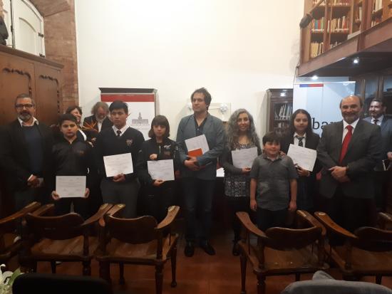Director de la Dibam Ángel Cabeza junto a los ganadores del concurso  literario Derechos y Deberes Ciudadanos: “Conversemos Nuestro Patrimonio”