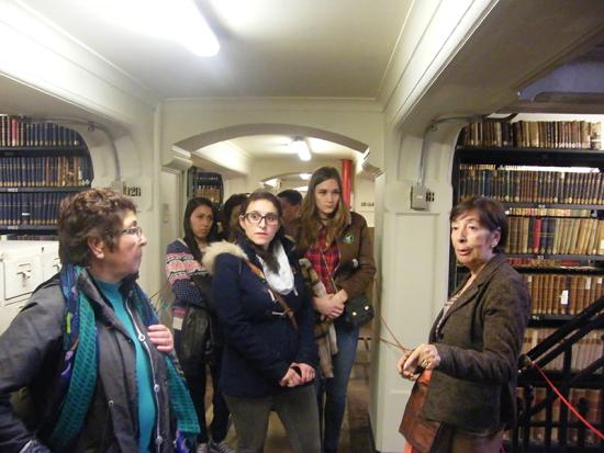 En la visita por los depósitos de la Biblioteca Nacional los funcionarios respondieron numerosas inquiteudes de los visitantes.