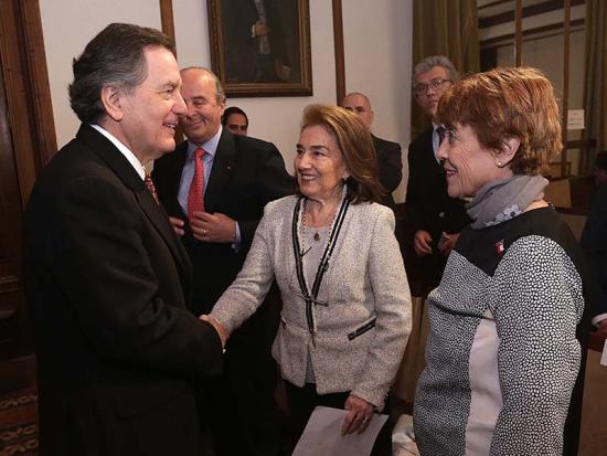El ministro de RR.EE. Roberto Ampuero saluda la ministra de las Culturas, Consuelo Valdés y a la directora Dirac, Maritza Parada.