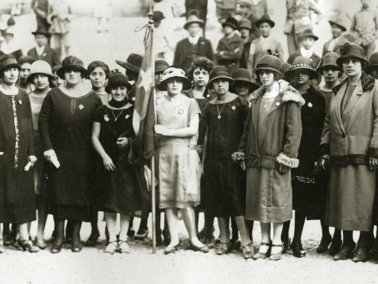 Asociación de mujeres durante un desfile patriótico, Arica 1925. Colección Biblioteca Nacional.