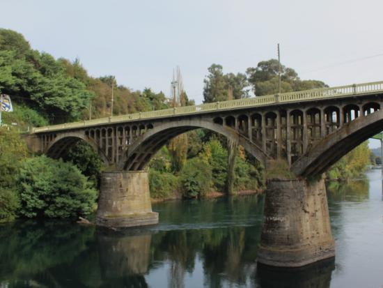 Puente Carlos Ibañez del Campo  inicia su construcción el año 1922, bajo el gobierno de Arturo Alessandri y los trabajos concluyen el año 1926 bajo la administración de Emiliano Figueroa.