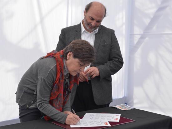 La ministra Minvu Paulina Saball y el director Dibam y Vicepresidente del CMN, Ángel Cabeza firman el documento.