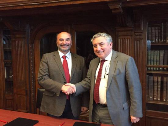 Director de la Dibam, Ángel Cabeza junto al rector de la Universidad de Chile, Ennio Vivaldi, en la firma del convenio.