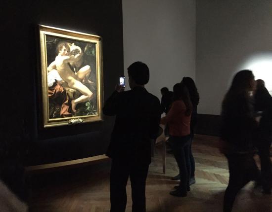La muestra integra además otras dos obras. Una de ellas es una copia de la "Deposición" de Caravaggio, de autoría desconocida, y "La conversión", obra de la artista chilena Josefina Fontecilla.