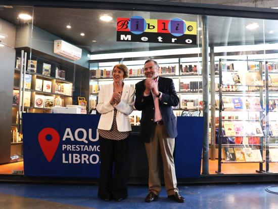Ministra Consuelo Valdés inaugurando Bibliometro estación Puerto junto al director de Metro Valparaíso, Francisco Bartolucci.