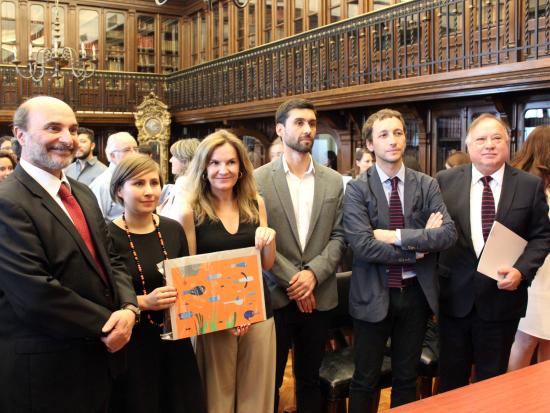 Autoridades del Ministerio de las Culturas, las Artes y el Patrimonio reciben la donación de ilustraciones.