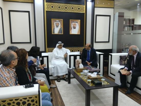 El director de la Dibam Ángel Cabeza con parte de la delegación nacional, junto a representantes del Emirato de Sharjah