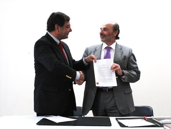 Alcalde de Lo Barnechea y director de la Dibam tras la firma del convenio.