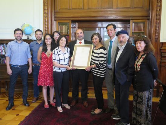 Director de la Dibam, Angel Cabeza entrega un reconocimiento al grupo Concumén, ganadores del premio Fidel Sepúlveda.