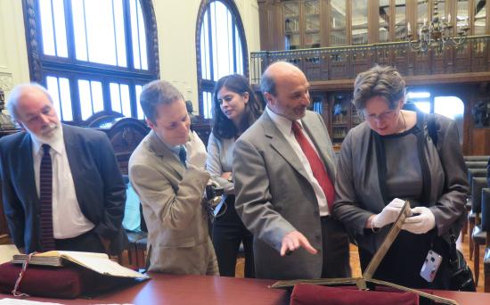 El director de la Dibam, Ángel Cabeza junto a la embajadora británica Fiona Clouder en la sala Ercilla de la Biblioteca Nacional