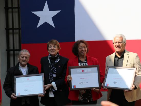 Ministra de las Culturas junto a los ganadores del Premio a la trayectoria Margot Loyola 2018.