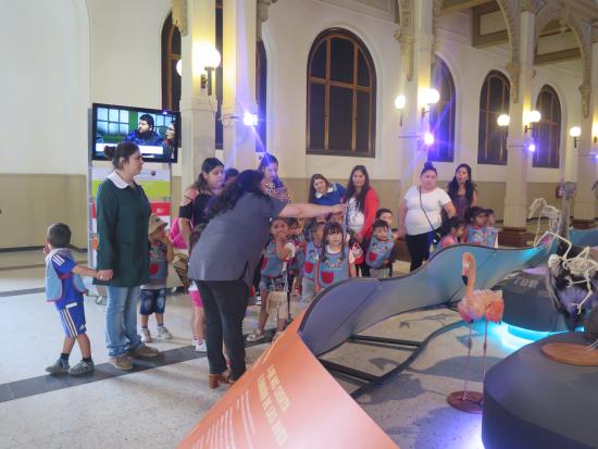 Niños y niñas disfrutando de una jornada educativa en el Museo de Histoaria Natural de Santiago.