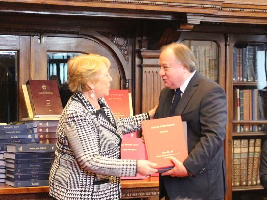 Presidenta Michelle Bachelet hace entrega de los documentos al Director de la Biblioteca Nacional, Pedro Pablo Zegers