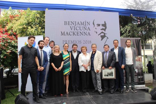 Intendente de la región Metropolitana y Director del Museo Benjamín Vicuña Mackenna junto a los galardonados.