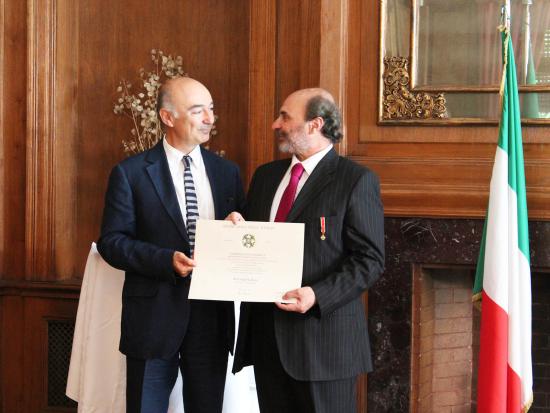 Embajador de Italia y Director de la Dibam en entrega de certificado.