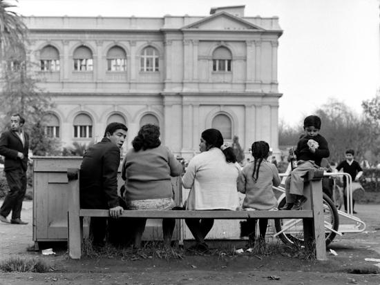 Fotografía de Armindo Cardoso, familia sentada frente al edificio del Museo Nacional de Historia Natural, Quinta Normal, (fragmento), 1972. Colección Biblioteca Nacional.