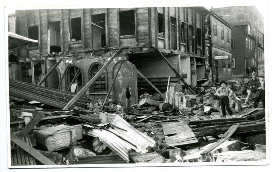 Casa de la familia Navarro destruida por el terremoto. La casa estaba ubicada en la esquina de calle Pudeto con Serrano. Año 1960.
