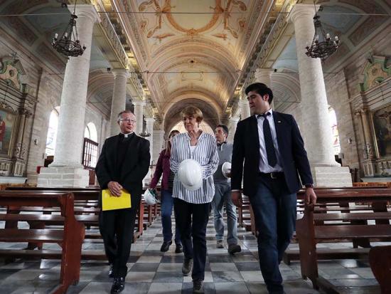 Ministra de las Culturas, recorre iglesia junto al Seremi Francisco Varas y el Pbrto. Cristián Montenegro
