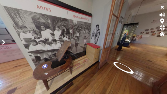 Banco de dibujo y caja de salto son parte del mobiliario escolar que se exhibe en el museo.
