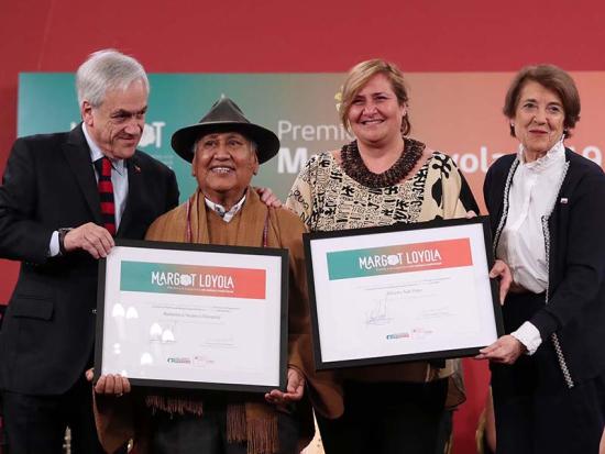 Radomiro Huanca y Cecilia Tuki, hija de Alfredo Tuki Pate, junto al presidente Sebastián Piñera y la ministra Consuelo Valdés.
